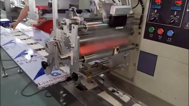 *自動貼標(biāo)機(jī)工作圖 *自動貼標(biāo)機(jī)工作圖