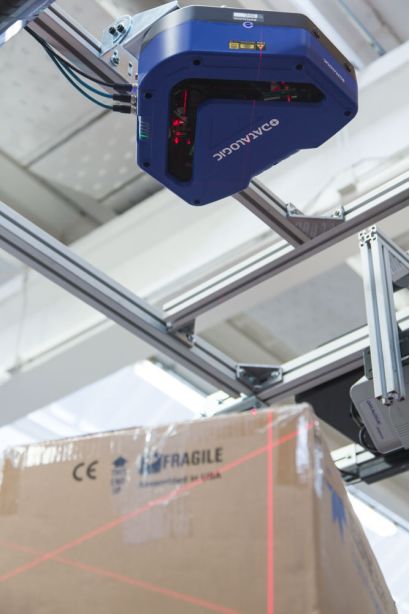 DX8210*方位條碼掃描固定式讀碼器在物流傳送帶上掃描工作時的場景展示